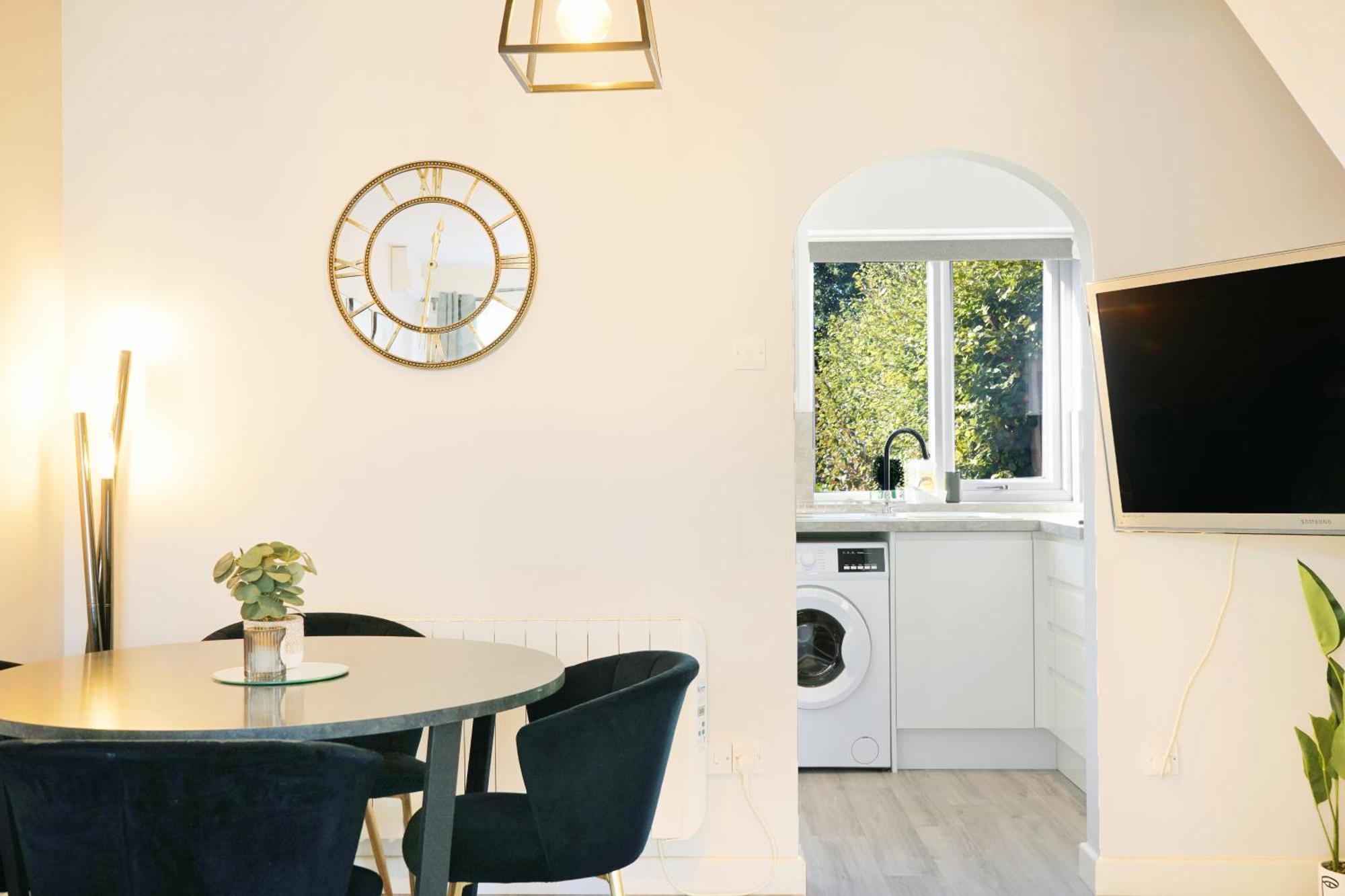 Cosy Corner In Aylesbury Near Stoke Mandeville Hospital & Town Centre With Private Parking 외부 사진