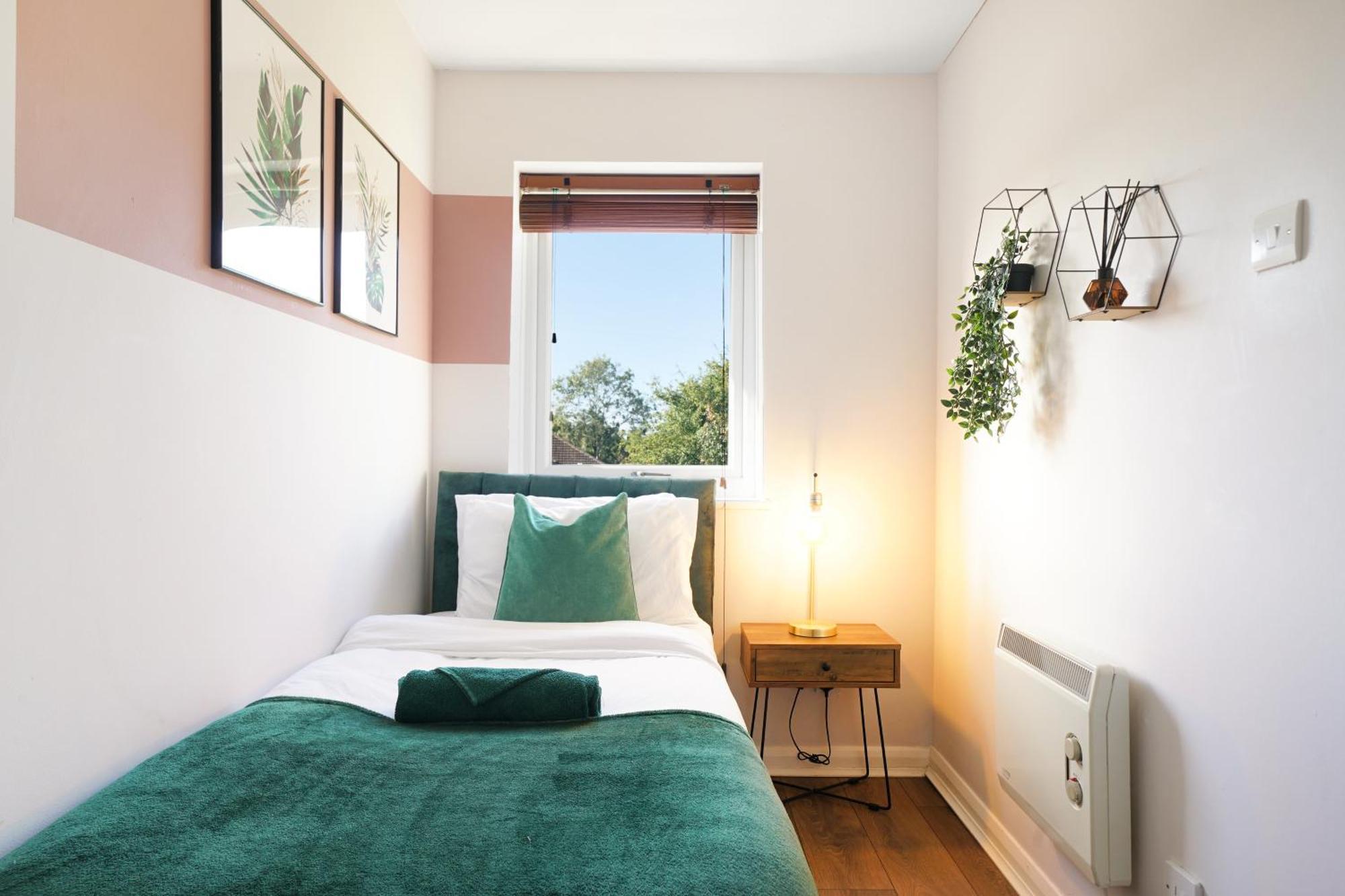Cosy Corner In Aylesbury Near Stoke Mandeville Hospital & Town Centre With Private Parking 외부 사진