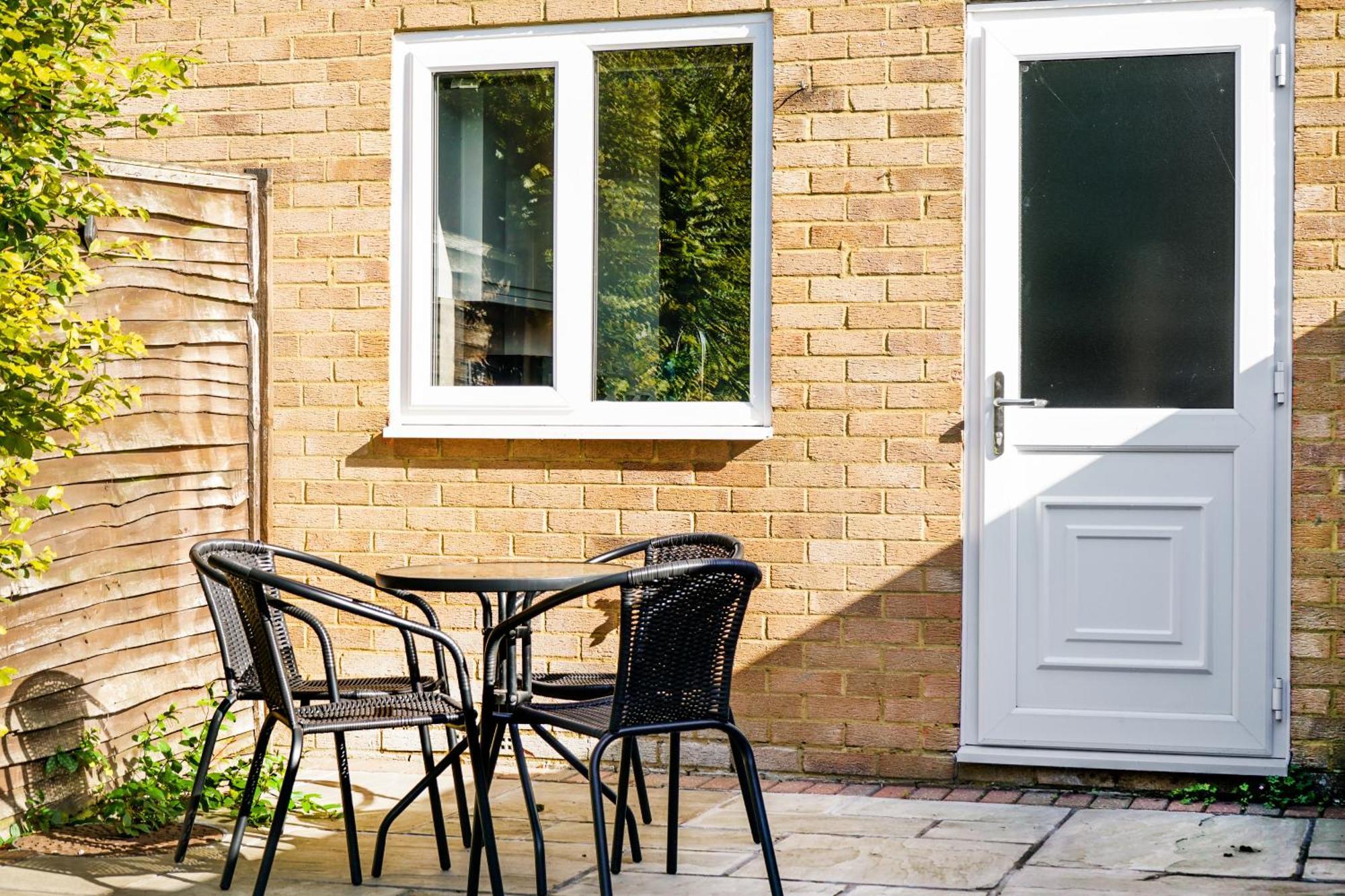 Cosy Corner In Aylesbury Near Stoke Mandeville Hospital & Town Centre With Private Parking 외부 사진