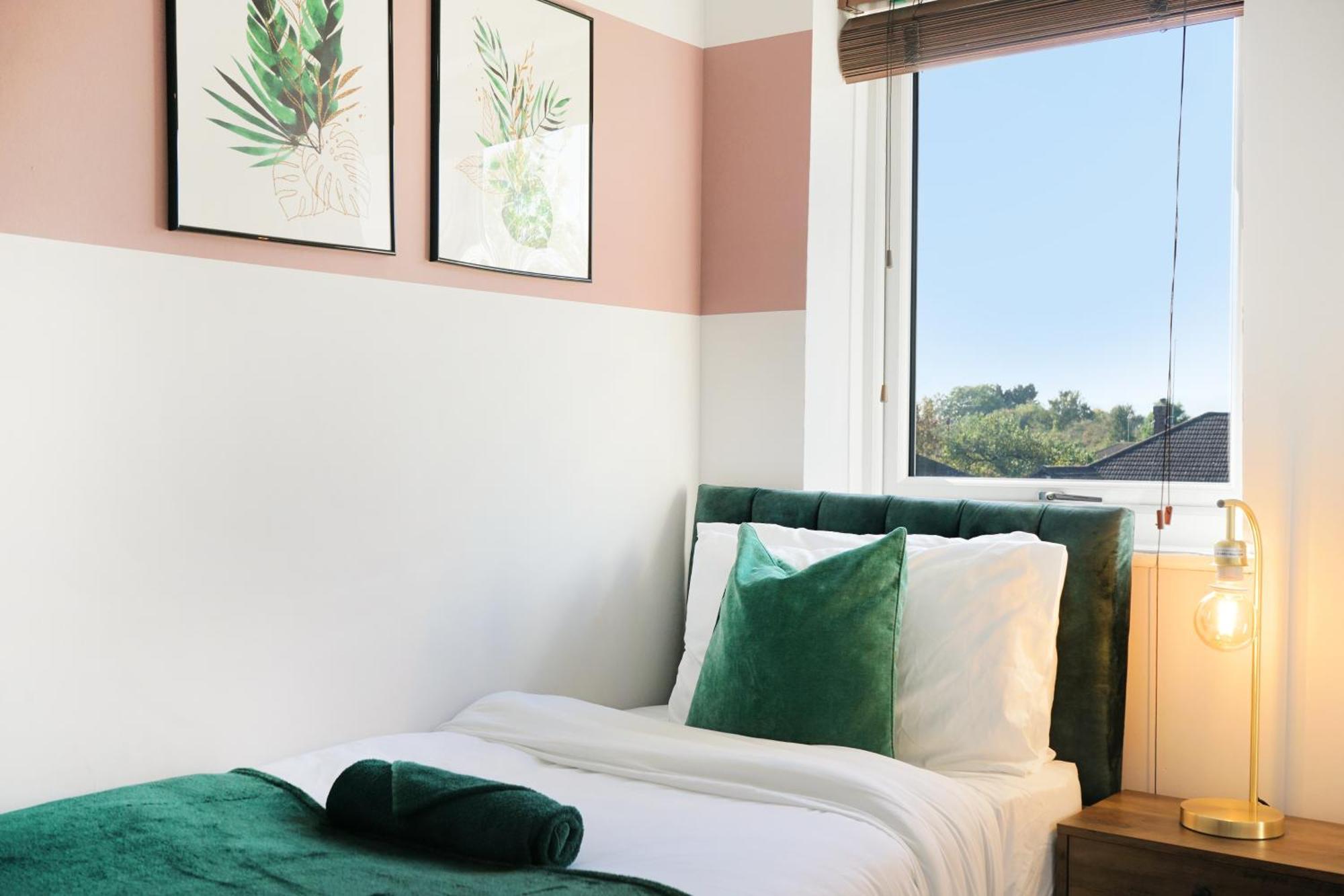 Cosy Corner In Aylesbury Near Stoke Mandeville Hospital & Town Centre With Private Parking 외부 사진